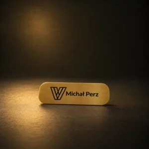 Identyfikator magnetyczny z imieniem i logo firmy