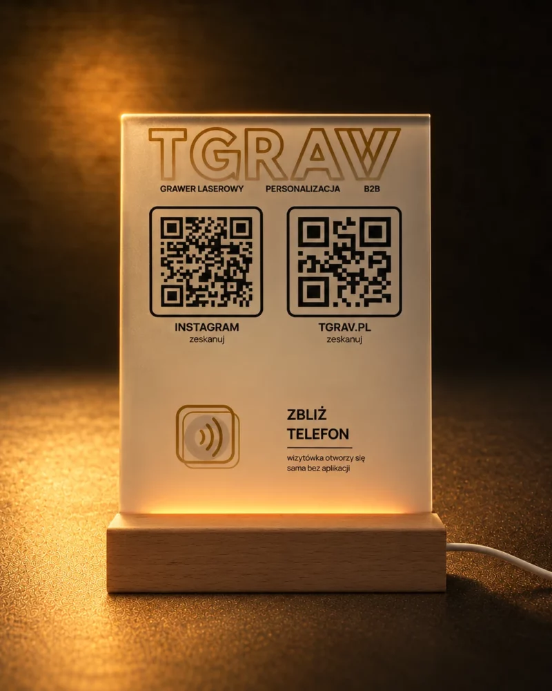 Podświetlany stand LED z plexi z logo TGRAV, kodami QR i polem NFC na drewnianej podstawie