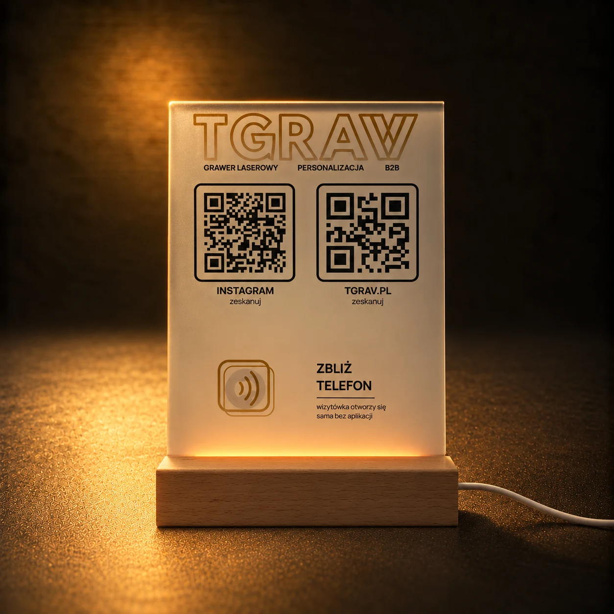 Podświetlany stand LED z plexi z logo TGRAV, kodami QR i polem NFC na drewnianej podstawie